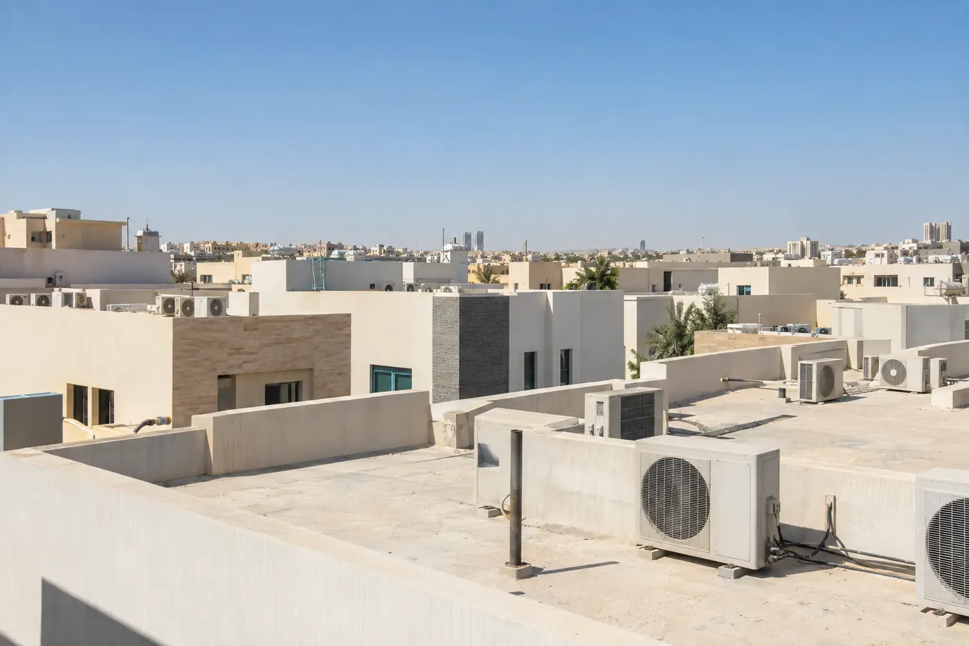 وحدات خارجية لمكيفات سبليت على أسطح فلل متجاورة