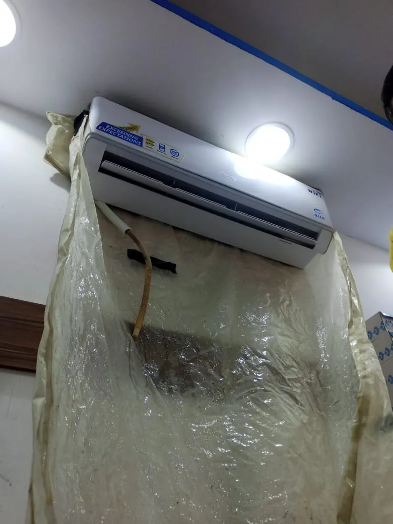 شركة تنظيف مكيفات بالرياض: غسيل وحدة سبليت داخلية مع غطاء بلاستيكي يجمع الماء