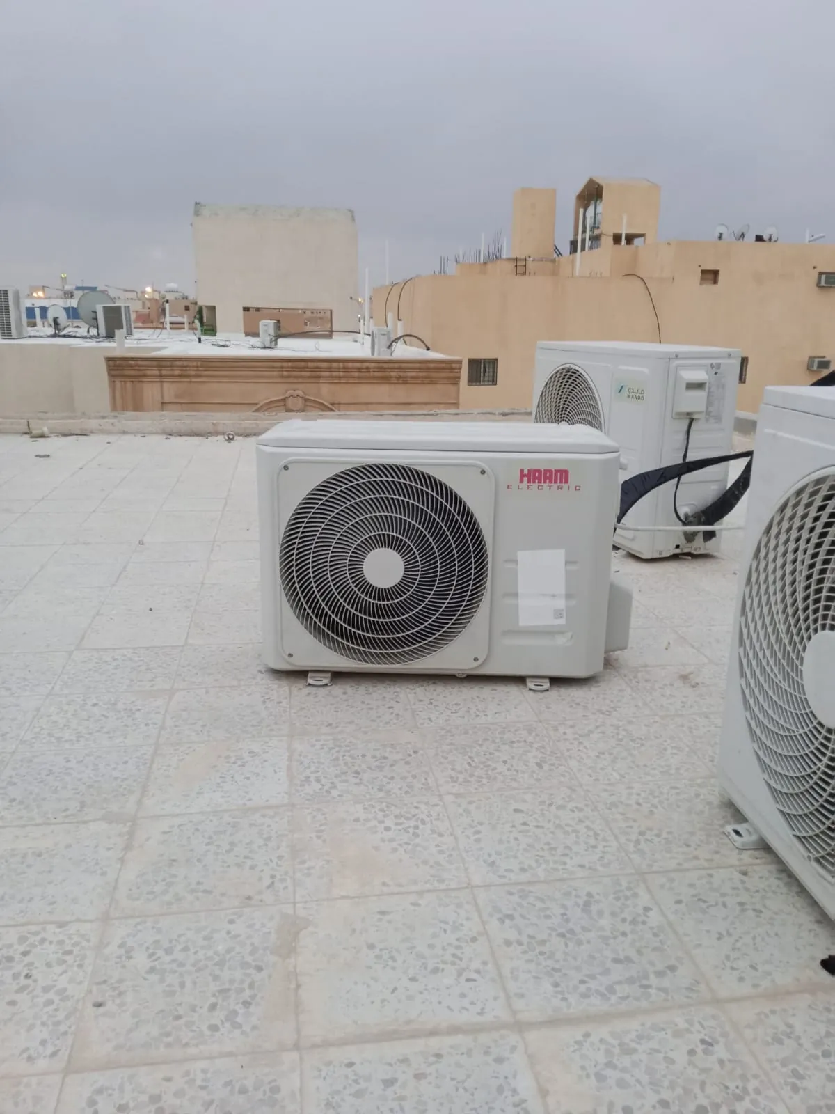 عقود صيانة مكيفات للمباني السكنية: وحدات تكييف خارجية مصفوفة على السطح